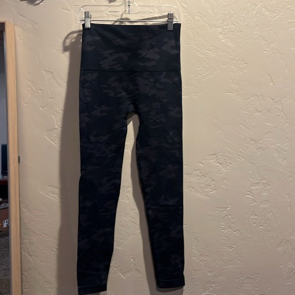 Spanx Look at Me Now Cropped Leggings in Black Grey Camo Print - Picture 4 of 10